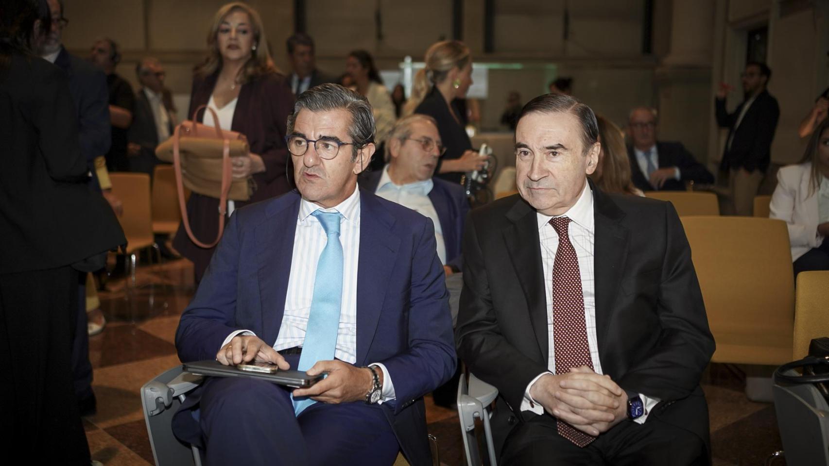 Juan Abarca, presidente de la Fundación IDIS, y  Pedro J. Ramírez, presidente ejecutivo y director de EL ESPAÑOL; en la inauguración del V Observatorio de la Sanidad 'España, como líder de una política sanitaria europea'.