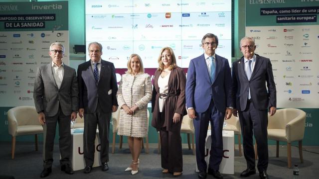 Jesús Ponce, presidente de Farmaindustria; Jesús Aguilar, presidente del Consejo General de Farmacéuticos; Margarita Alfonsel, directora del Observatorio de la Sanidad; Lourdes López, vicepresidenta de Fenin; Juan Abarca, presidente de la Fundación IDIS; y Tomás Cobo, presidente de la Organización Médica Colegial.