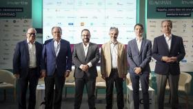 Jaume Pey, director general de la Asociación para el Autocuidado de la Salud (Anefp), Javier Urzay, subdirector general de FarmaIndustria, Ángel Luis Rodríguez de la Cuerda, secretario general de la Asociación Española de Medicamentos Genéricos (AESEG), Ion Arocena, director general de la Asociación Española de Bioempresas (AseBio) y Óscar Jordán, socio de Fenin.