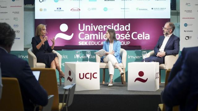 Gemma Benito, directora de Enterprise Services de Siemens Healthineers; Mercedes Rivera,  redactora de Sanidad en EL ESPAÑOL-Invertia; y Ángel Horta, director de Desarrollo de Negocios de Sanidad de Minsait.