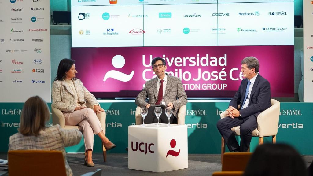 Inmaculada Gil (i) y José Luis Zamorano (d), junto al periodista de EL ESPAÑOL Marcos Domínguez (c).