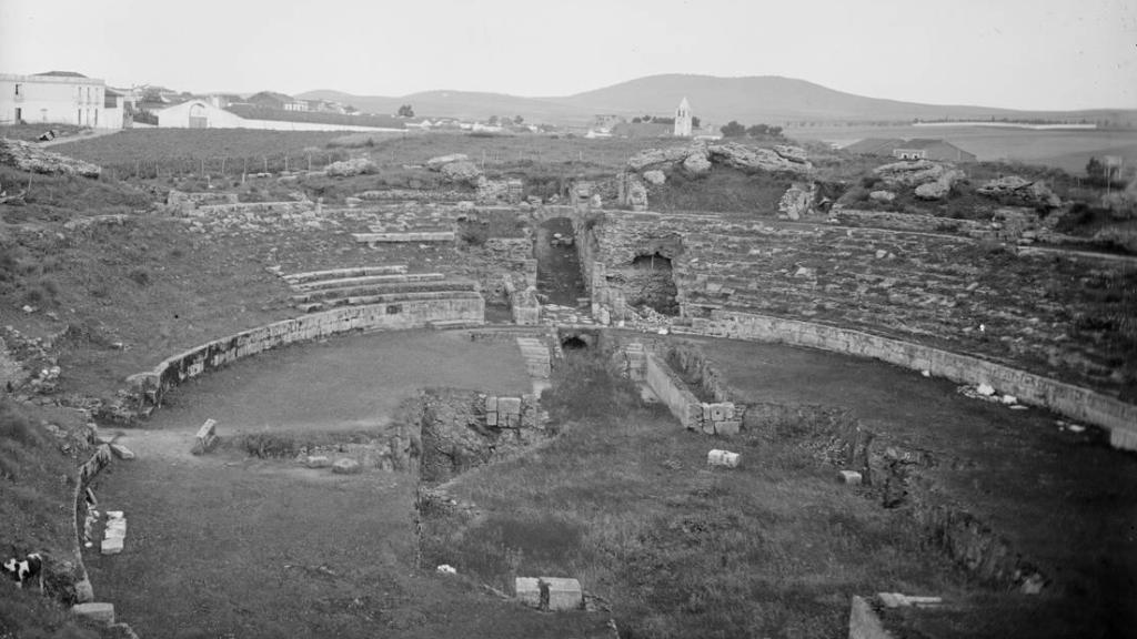 Ruinas del anfiteatro romano de Mérida. Hacia 1927-1936.