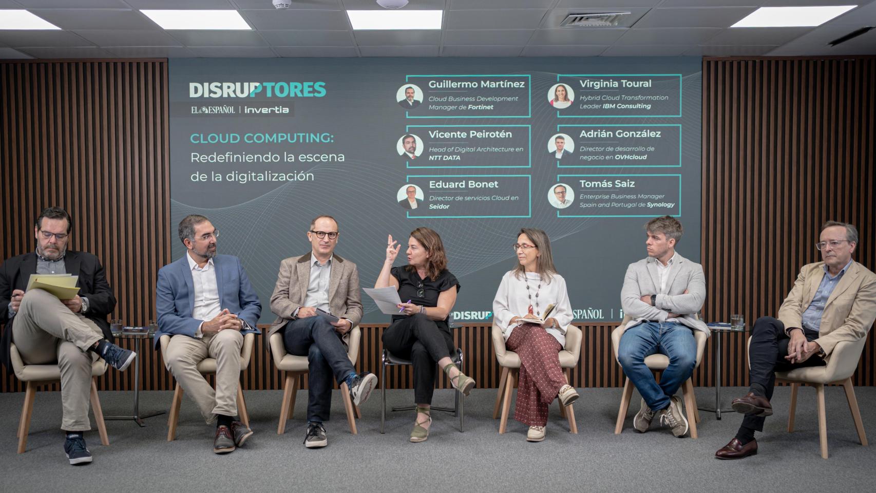 De izquierda a derecha: Guillermo Martínez, Cloud Business Development Manager de Fortinet; Vicente Peirotén, Head of Digital Architecture en NTT Data; Eduard Bonet, director de servicios cloud en Seidor; Mar Carpena, periodista; Virginia Toural, Hybrid Cloud Transformation Leader en IBM Consulting; Adrián González, director de desarrollo de negocio en OVHcloud; y Tomás Saiz, Enterprise Business Manager Spain and Portugal de Synology.