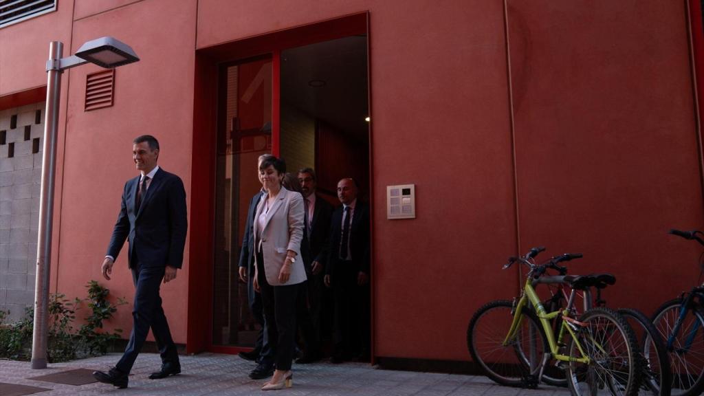 El presidente del Gobierno, Pedro Sánchez, y la ministra de Vivienda y Agenda Urbana, Isabel Rodríguez, visitan una promoción de vivienda pública de alquiler asequible, a 30 de septiembre de 2024, en Barcelona.