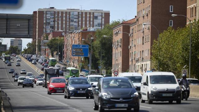 Varios coches circulan en la A-5, en Madrid (España).