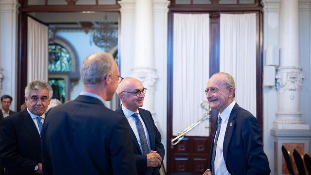 El CEO del IMEC, Luc van den Hove, esta tarde con Francisco de la Torre, entre otros, en el Ayuntamiento de Málaga.