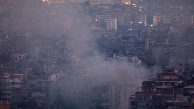 Nubes de humo se elevan sobre los suburbios del sur de Beirut, este domingo.