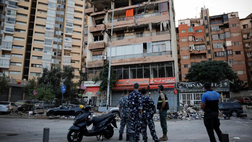 Agentes de la policía frente al edificio golpeado este lunes de madrugada en Beirut.