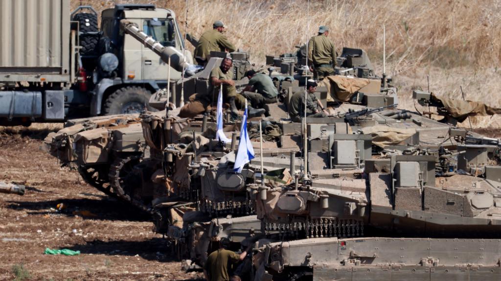 Vehículos militares blindados israelíes se encuentran en formación en el borde de la frontera con Líbano.