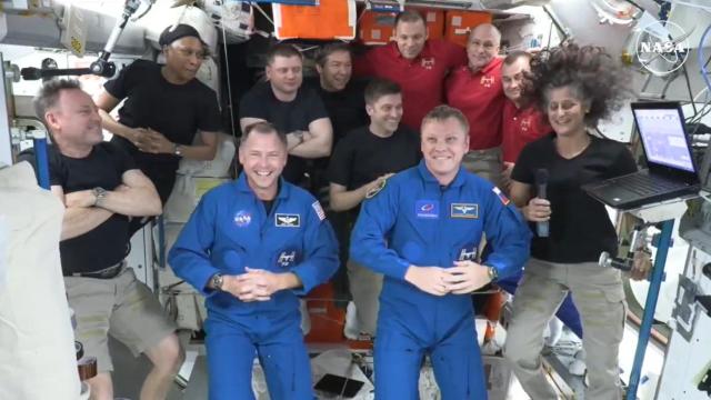 La tripulación de la cápsula Crew-9 SpaceX de la NASA junto a la expedición 72 a bordo de la ISS.