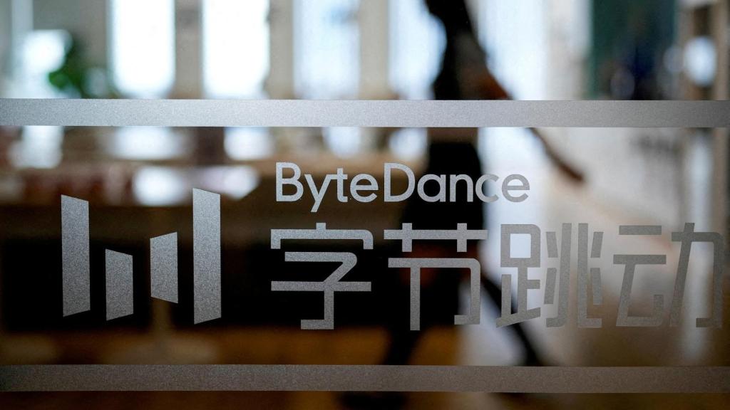 El logo de ByteDance en sus oficinas en Shanghái.