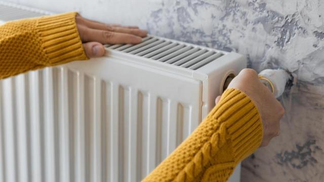 Radiador de pared con regulador de temperatura.