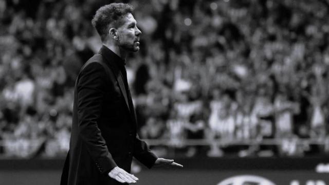 El entrenador del Atlético de Madrid, Cholo Simeone, se dirige al Frente Atlético en el derbi de este domingo.