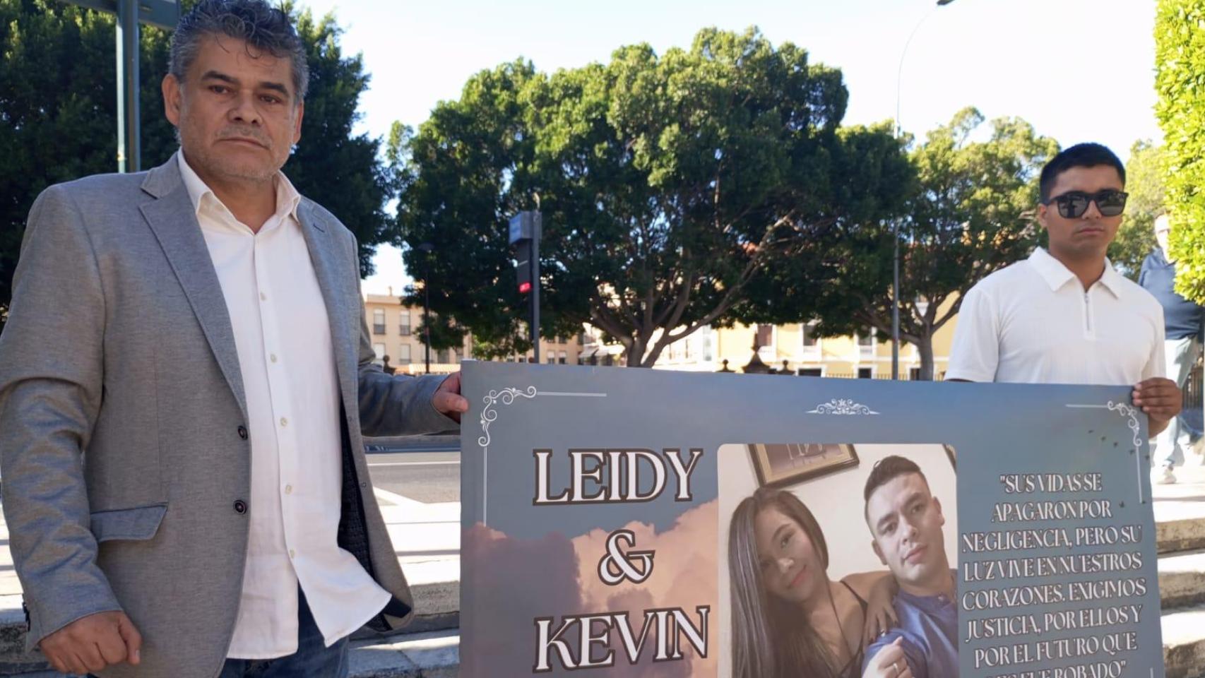 Jairo Antonio Correa, este lunes, en el Ayuntamiento de Murcia, junto a su hijo, Juan Camilo, mostrando una pancarta con la imagen de la difunta Lady Paola y de su novio, Kevin, con motivo del primer aniversario del incendio de la Discoteca Teatre y Fonda Milagros en la zona de ocio de Atalayas.