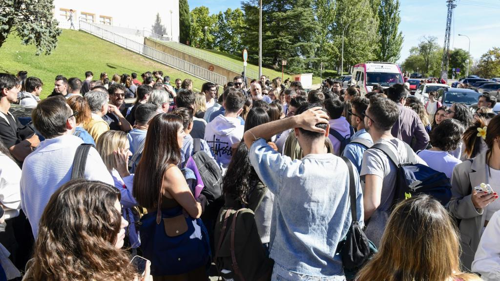 Los aspirantes a la oposición para acceder a RTVE, este domingo, durante la suspensión de las pruebas.