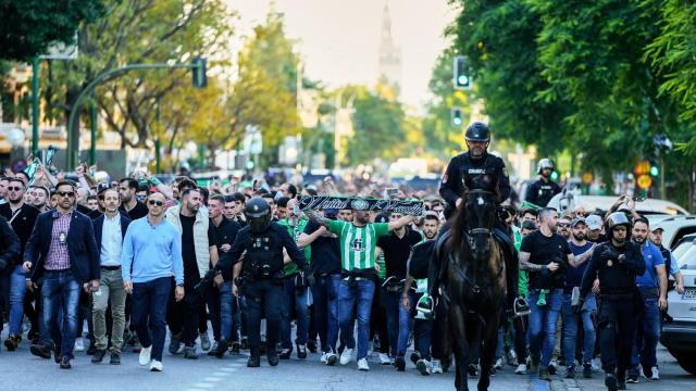 Los hinchas del Betis, en su llegada al derbi del Sánchez-Pizjuán en el curso 2023-2024.