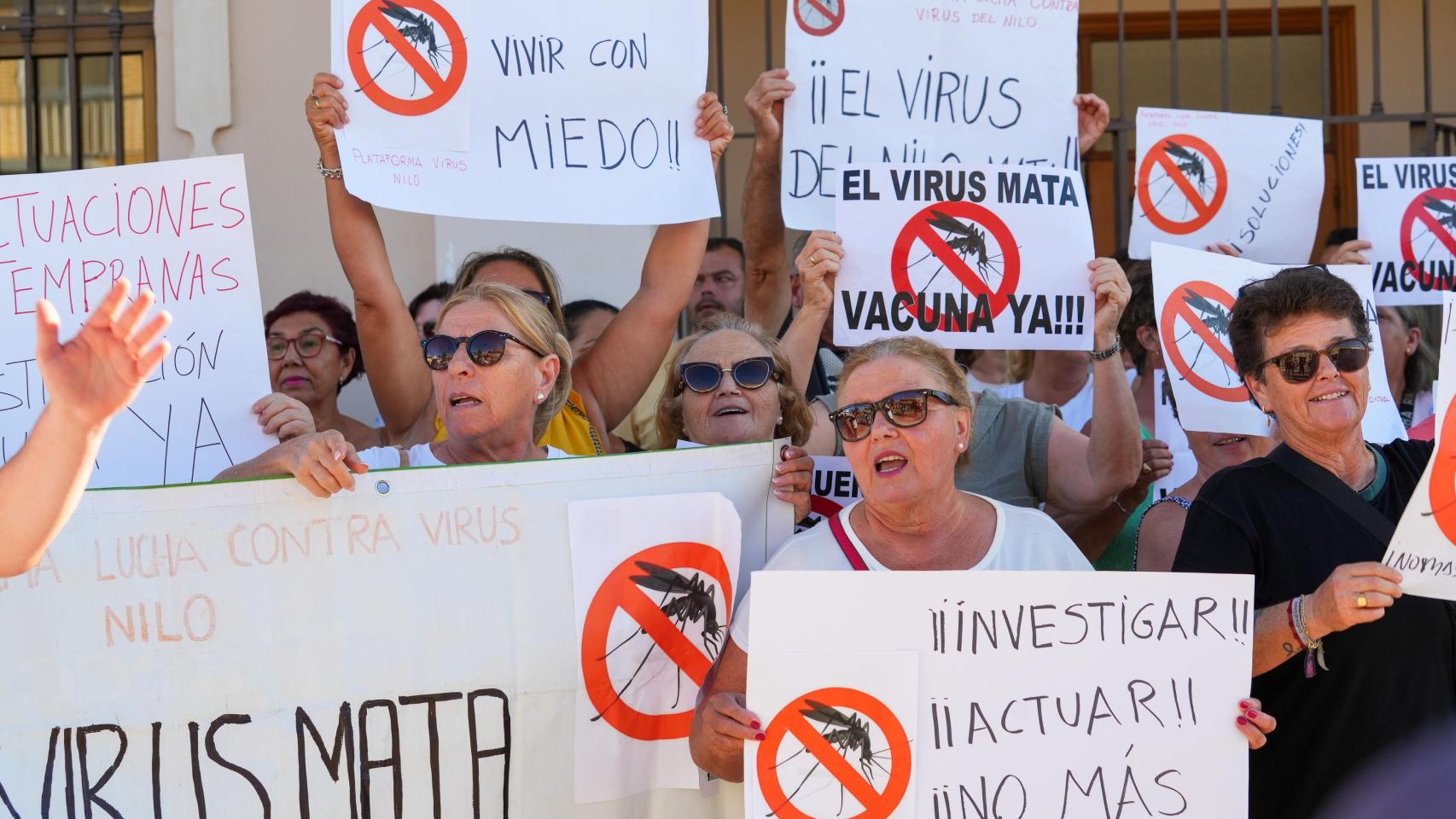 Vecinos de Isla Mayor (Sevilla) protestan por la gestión del Virus del Nilo.