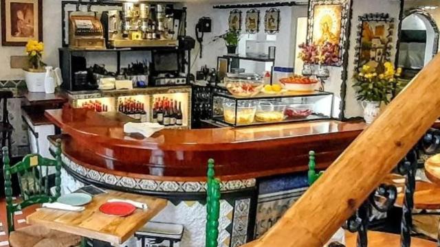 En esta barra se sirve uno de los aperitivos más típicos de Sevilla.