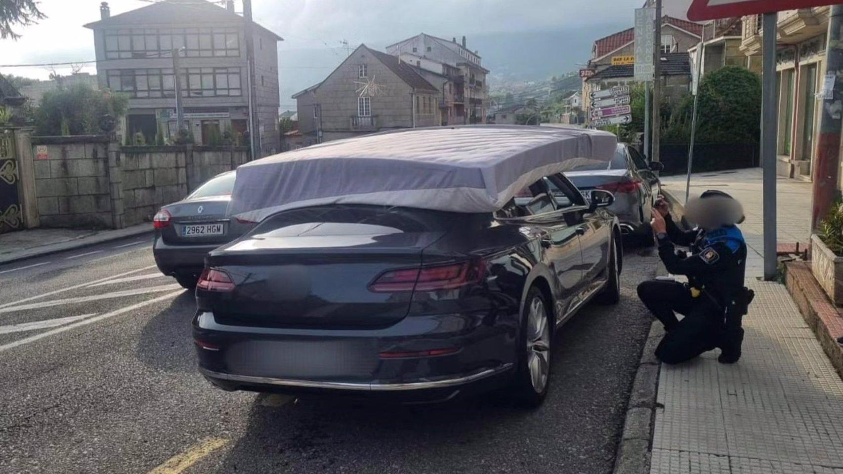 El colchón interceptado en Poio sobre el capó del coche.