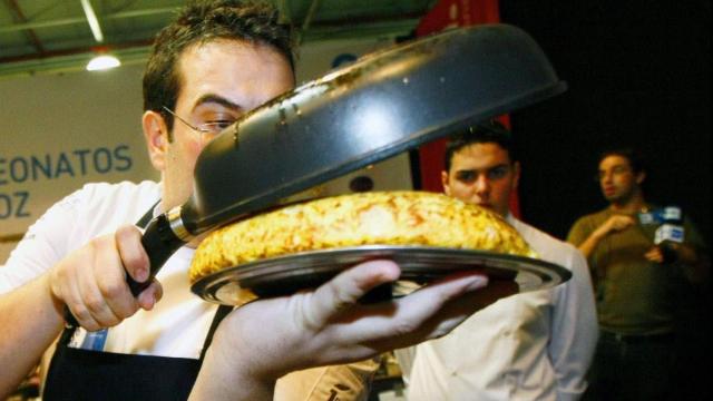 Un cocinero da la vuelta a una tortilla de patatas en un concurso. Manuel Lorenzo/ EFE