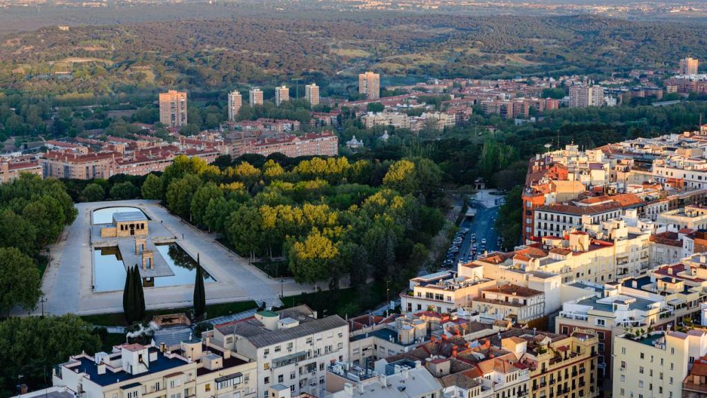 Vista aérea de la calle Ferraz y el Templo de Debod en Madrid.