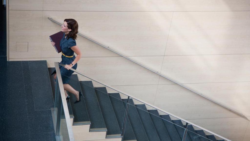 Mujer subiendo escaleras.