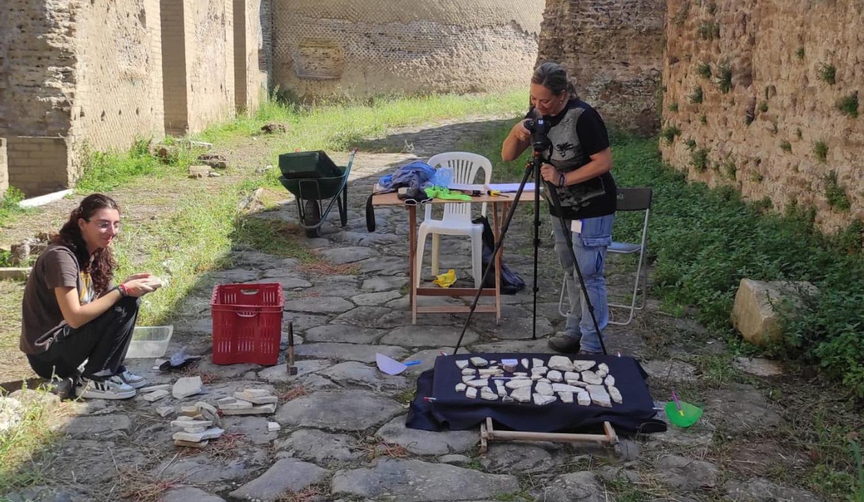 Documentación gráfica de los mármoles encontrados durante la excavación.