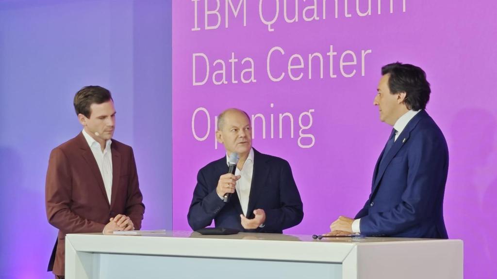 El canciller alemán Olaf Scholz y Darío Gil (director de IBM Research) durante la inauguración del centro de datos cuántico de IBM en Ehningen.