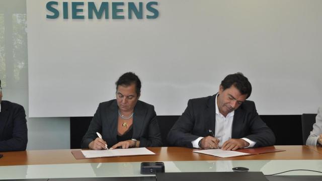 Firma del acuerdo entre Agustín Escobar (Siemens) y Eva Maneiro (Hydnum Steel).