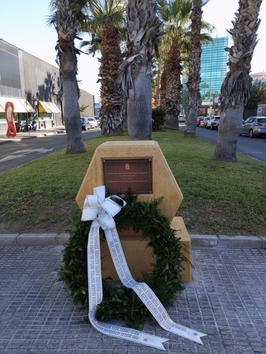 El monolito inaugurado este martes en memoria de las víctimas del incendio de las discotecas de Atalayas en Murcia.