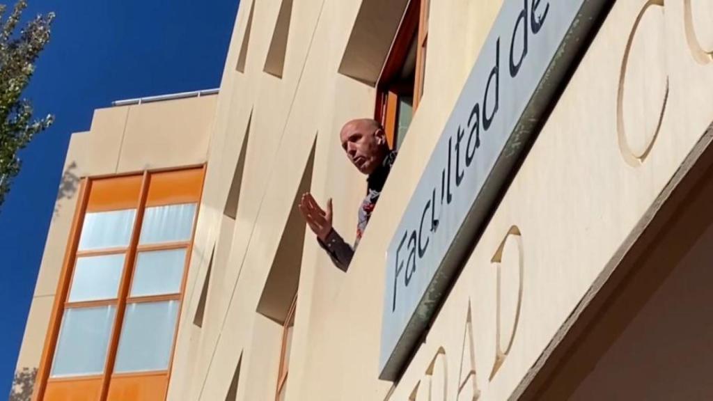 El responsable de RRHH de RTVE anuncia desde una ventana el pasado domingo a los opositores la suspensión del examen, en la campus de Somosaguas de la UCM.