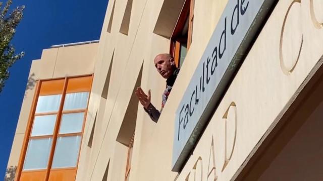 El responsable de RRHH de RTVE anuncia desde una ventana el pasado domingo a los opositores la suspensión del examen, en la campus de Somosaguas de la UCM.