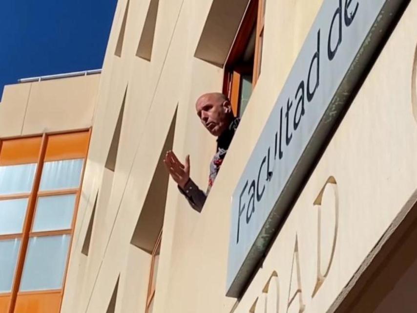 El responsable de RRHH de RTVE anuncia desde una ventana el pasado domingo a los opositores la suspensión del examen, en la campus de Somosaguas de la UCM.