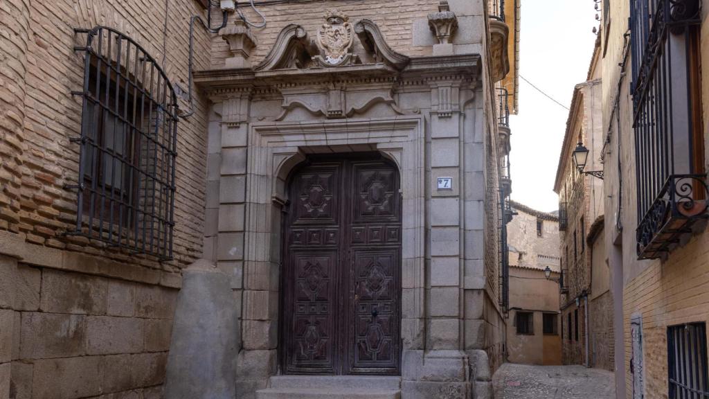 Portada de acceso al Palacio del Canónigo Obrero.