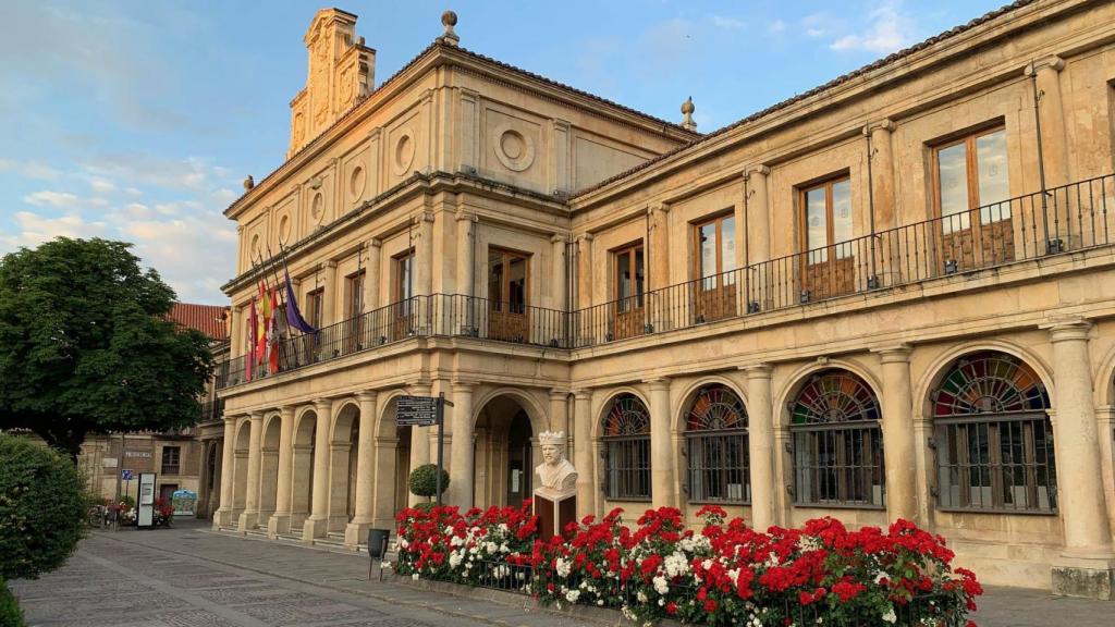 Fachada del Ayuntamiento de León.