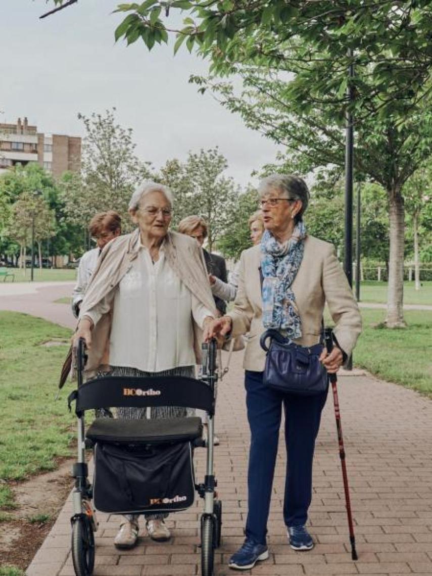 Personas del programa Siempre Acompañados paseando.