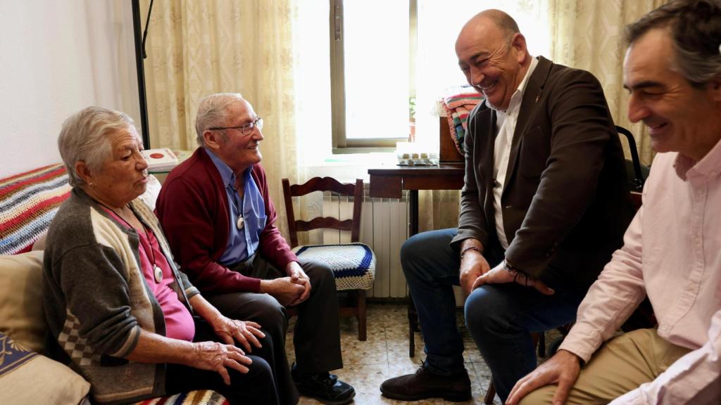 El presidente de la Diputación de Segovia, Miguel Ángel de Vicente, durante su visita a Lastras de Cuéllar, este martes