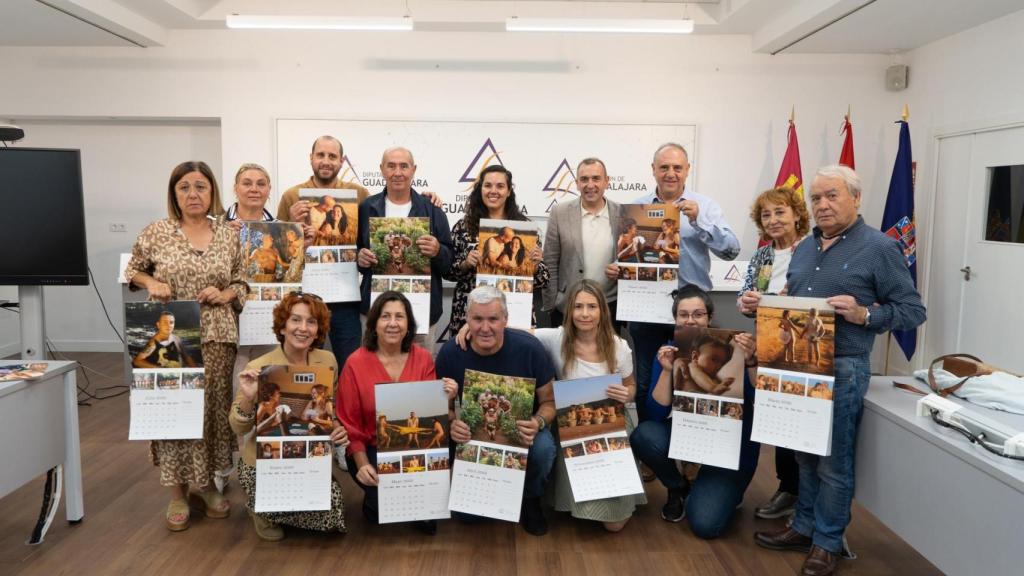 Los vecinos de Pueblas de Valles posando con el calendario solidario.