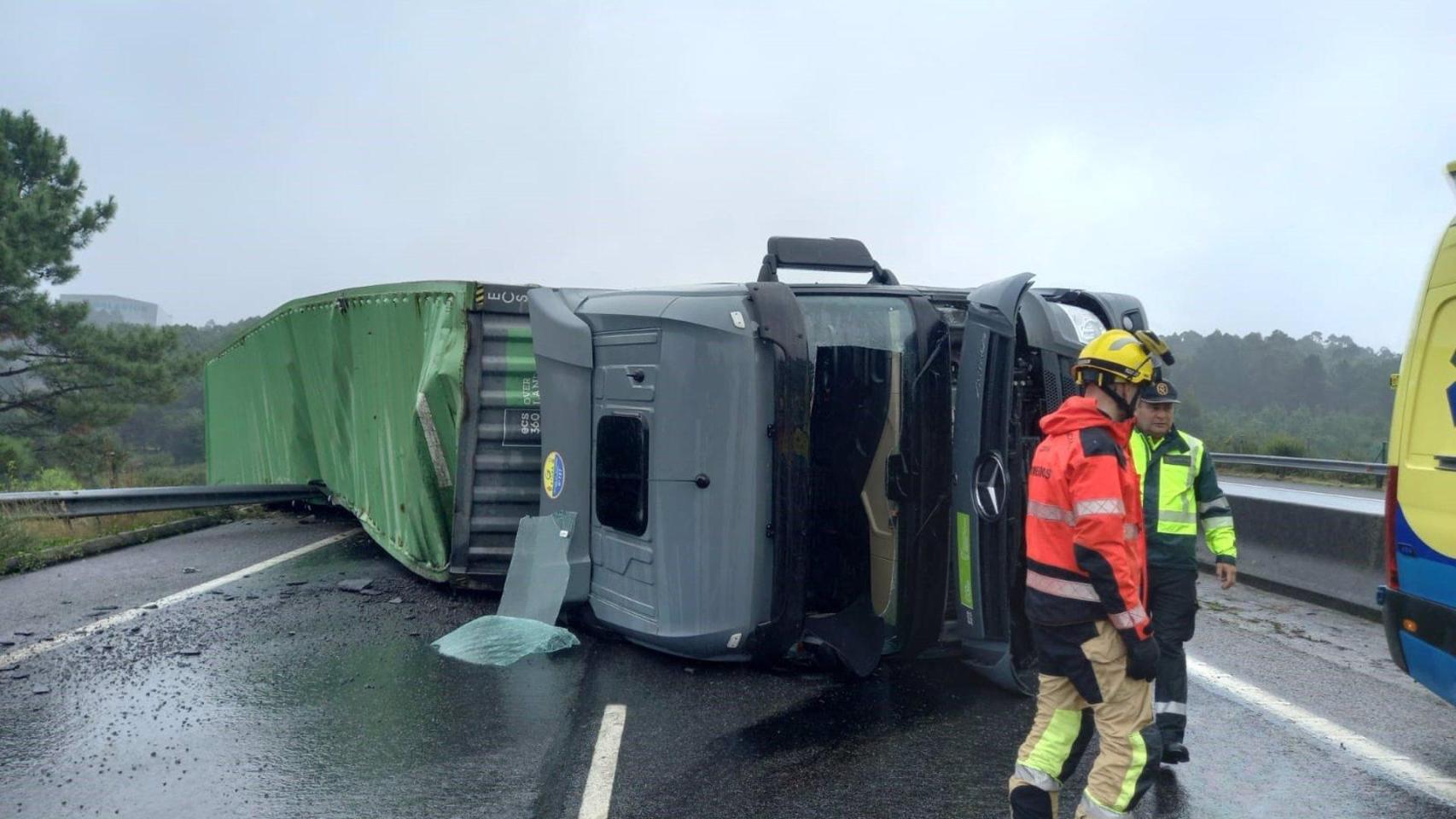 Camión volcado en la AG-55 a su paso por Arteixo (A Coruña)