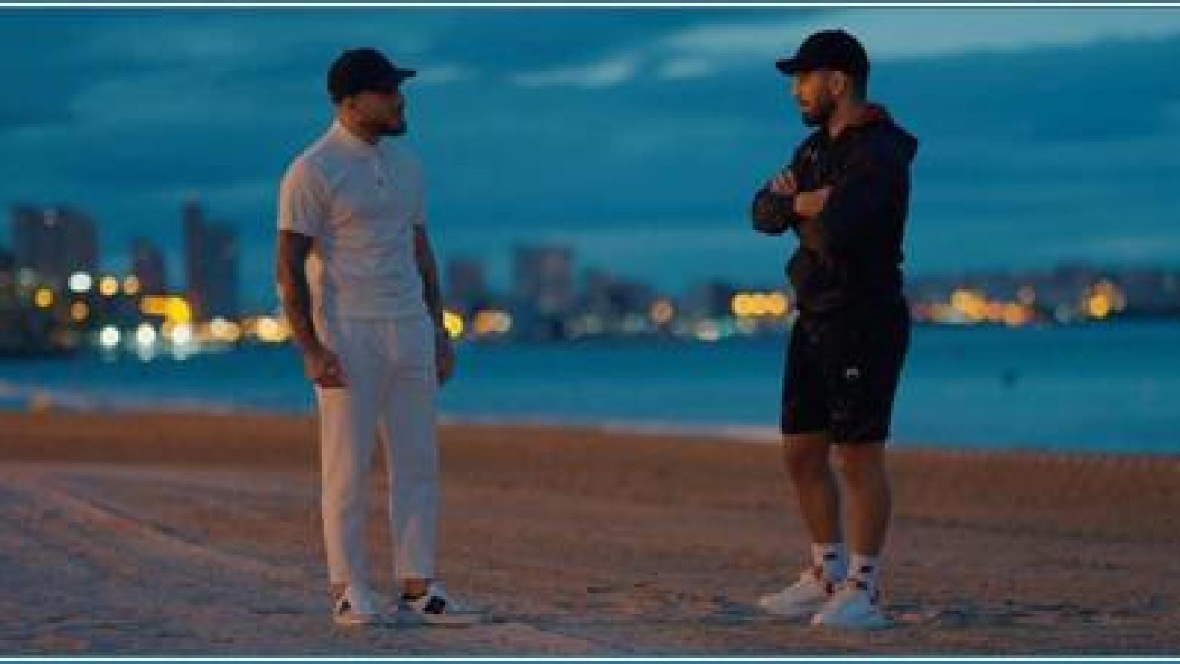 Los hermanos Topuria en la playa del Postiguet.