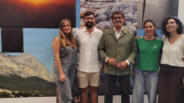 Los artistas con el diputado de Cultura y la directora del Gil-Albert, este martes.