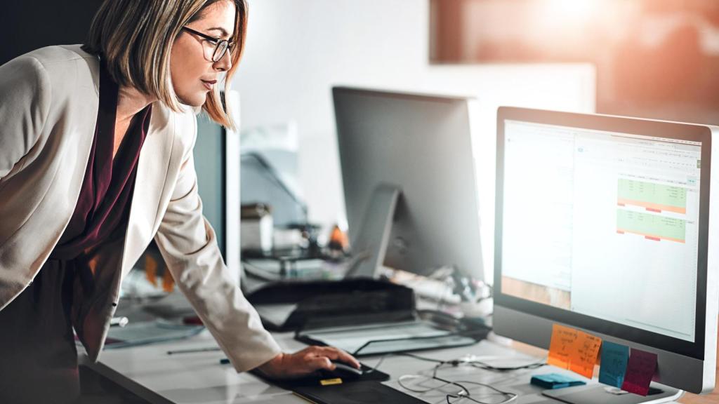 Una mujer realizando tareas de administración.