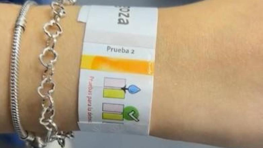 Una de las pulseras defectuosas tras el 'test' con agua.