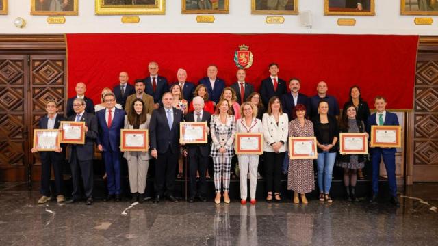 Los premios al Zaragozano Ejemplar 2023, en el salón de recepciones del Ayuntamiento.