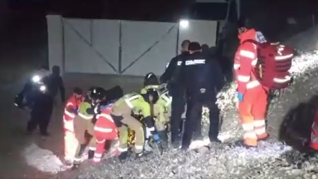 Imagen del rescate al hombre arrollado por un tren en Ávila