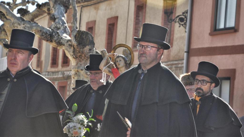 Los cofrades salen en procesión durante la Fiesta de las Chisteras