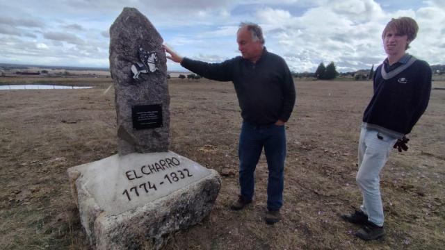 Los restos de don Julián Sánchez 'el Charro', en un mausoleo a campo abierto en Peramato