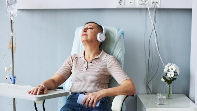 Una paciente de cáncer escucha música mientras recibe su tratamiento.