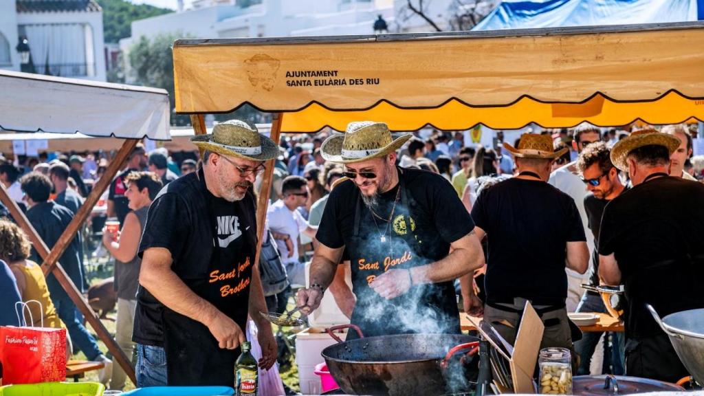 Participantes de la feria preparando sus tapas de calamar.