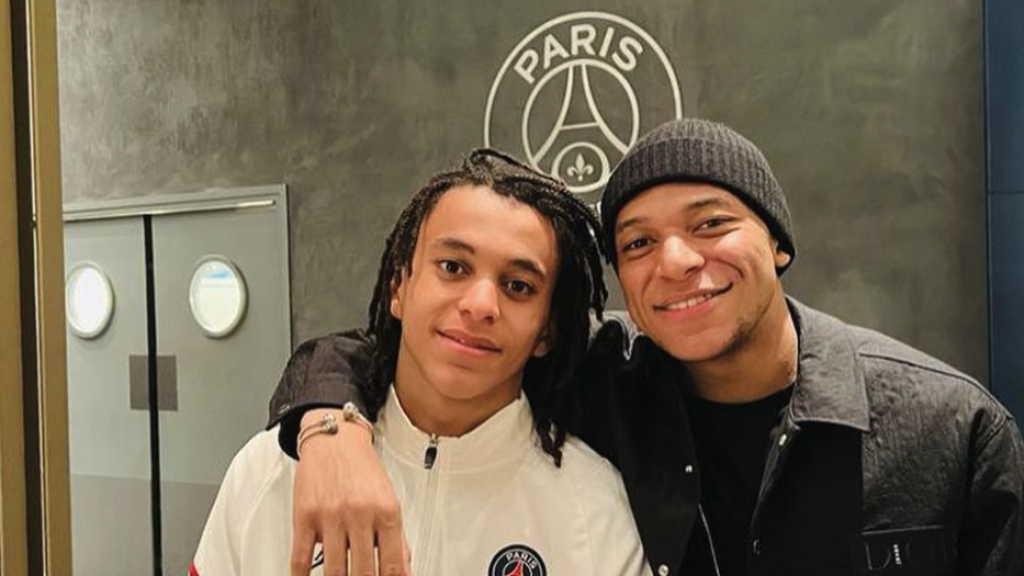 Ethan y Kylian Mbappé, en una foto de su etapa en el PSG